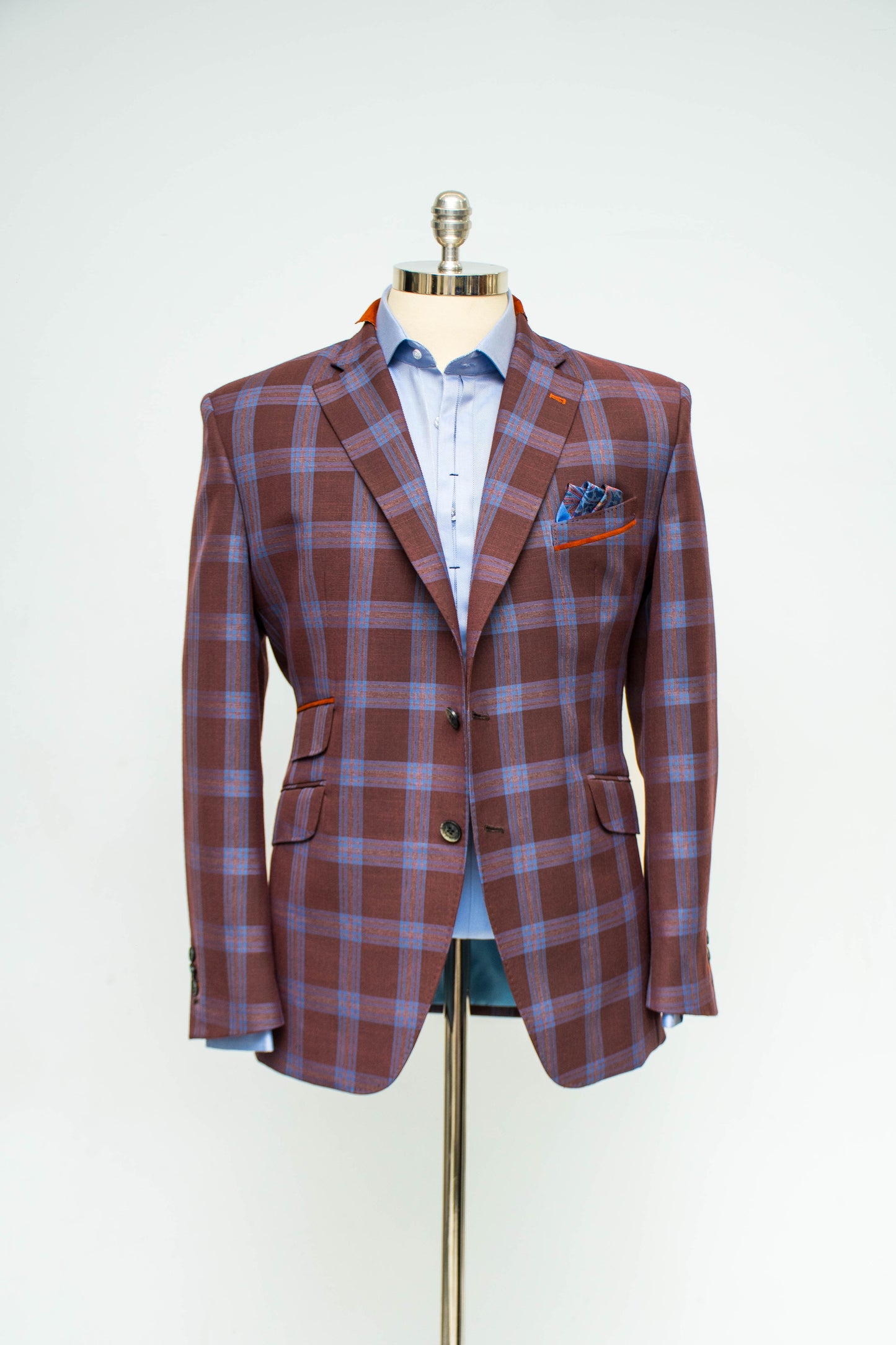 Blazer vinotinto y cuadros azules