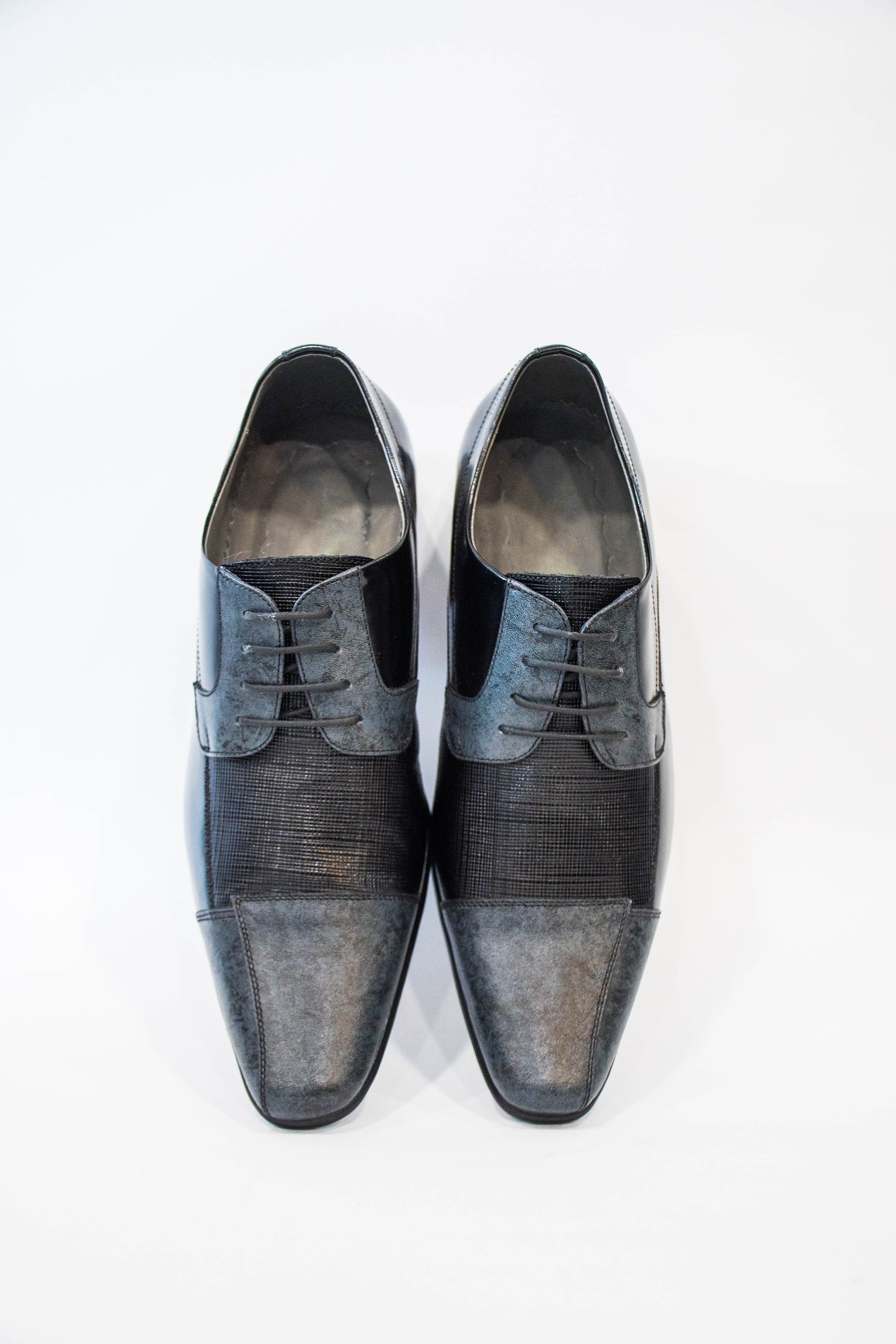 Zapatos gris corte constraste