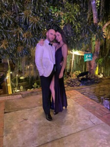 Novio de pie luciendo un smoking tropical moderno y entallado.