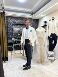 Novio luciendo chaqueta blanca de smoking.