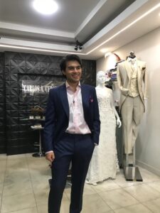 Hombre sonriendo con un traje azul marino impecable.