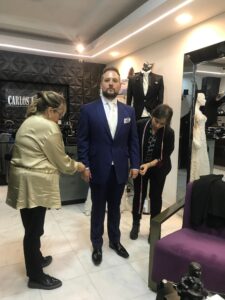 Mujer y hombre con traje azul sartorial.