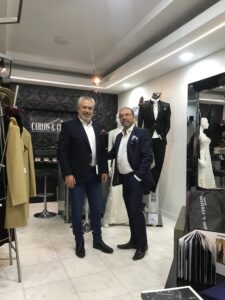 Dos hombres elegantes con trajes a la medida.