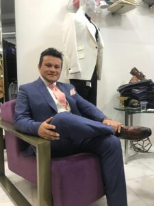 Cliente relajado vistiendo un traje azul entallado.