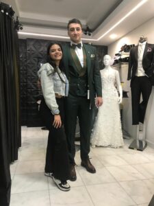 Hombre con traje oscuro acompañado de una mujer en nuestra boutique.