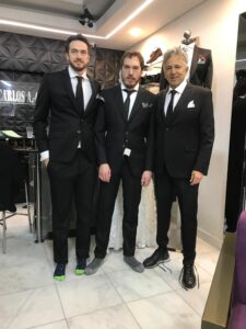 Tres hombres proyectando elegancia y seguridad con trajes de etiqueta oscuros.