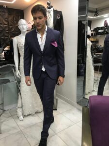 Cliente caminando por la boutique vistiendo un traje azul marino de excelente