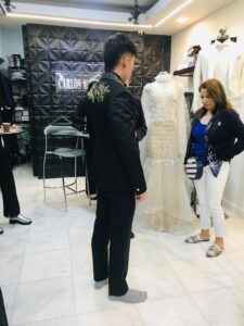 Cliente recibiendo asesoría de diseño en el atelier.