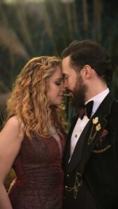 Novios en su primer baile, él vistiendo traje negro.