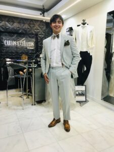 Caballero con traje gris plata de excelente caída.