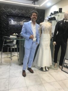 Novio luciendo un traje celeste relajado.